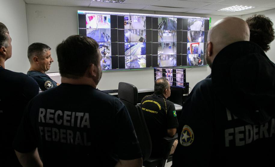 Auditores da Receita Federal visitam instalações do Porto de Paranaguá