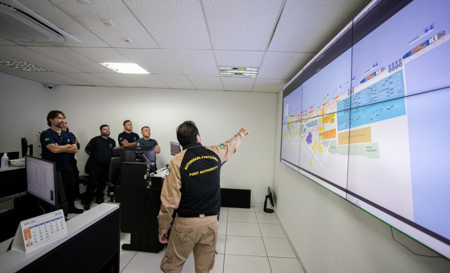 Auditores da Receita Federal visitam instalações do Porto de Paranaguá