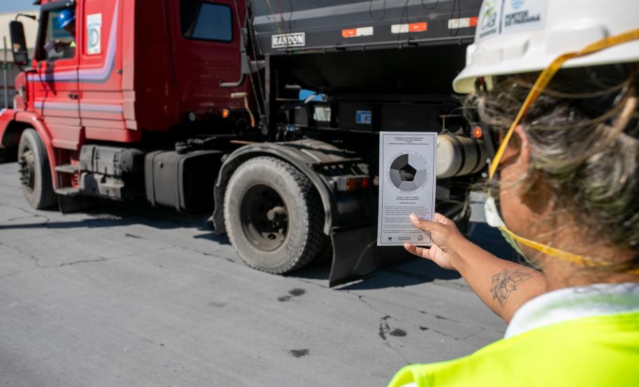 Blitz educativa reforça segurança viária no Porto de Paranaguá