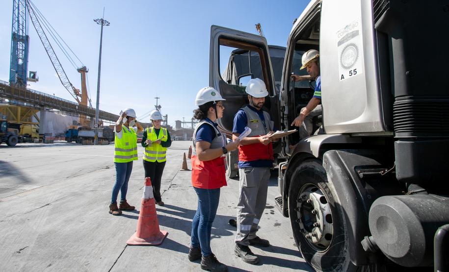 Blitz educativa reforça segurança viária no Porto de Paranaguá