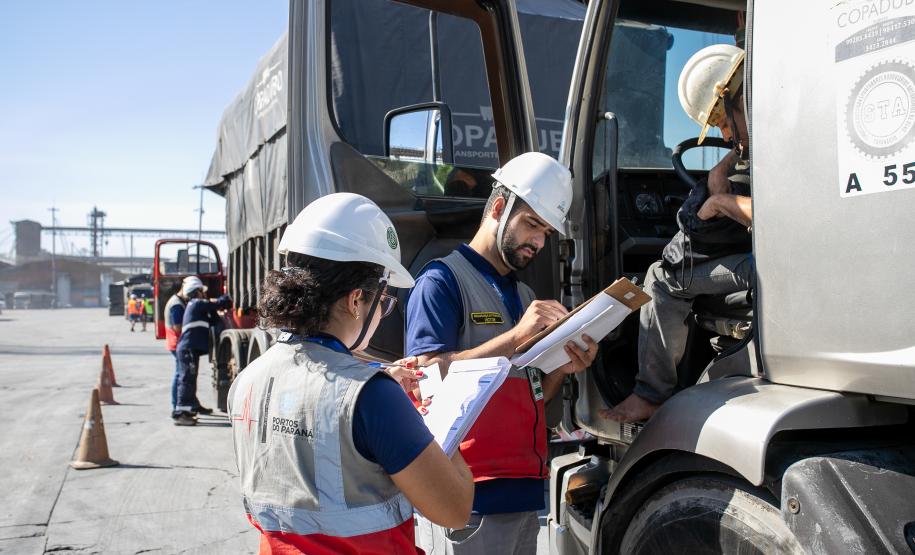 Blitz educativa reforça segurança viária no Porto de Paranaguá