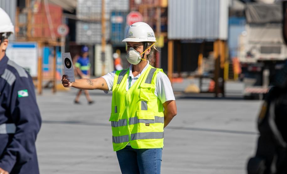 Blitz educativa reforça segurança viária no Porto de Paranaguá
