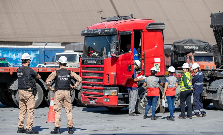 Blitz educativa reforça segurança viária no Porto de Paranaguá