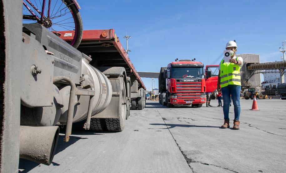 Blitz educativa reforça segurança viária no Porto de Paranaguá