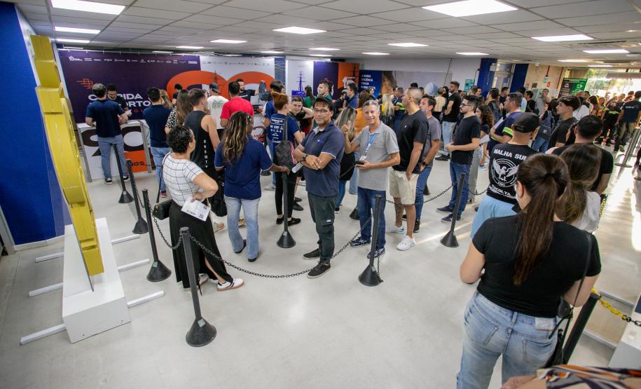 Em contagem regressiva, atletas garantem os últimos kits na véspera da 3ª Corrida do Porto