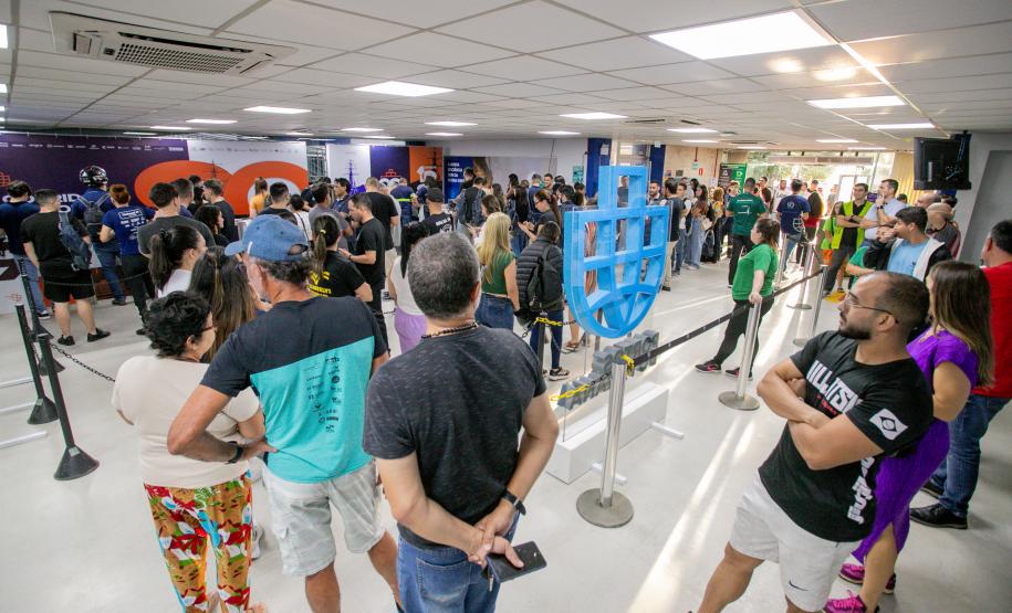 Em contagem regressiva, atletas garantem os últimos kits na véspera da 3ª Corrida do Porto