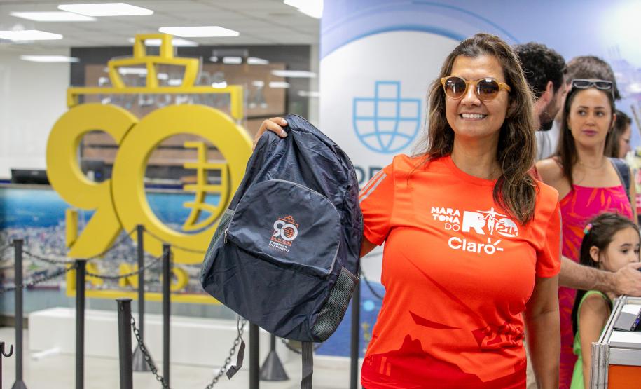 Em contagem regressiva, atletas garantem os últimos kits na véspera da 3ª Corrida do Porto