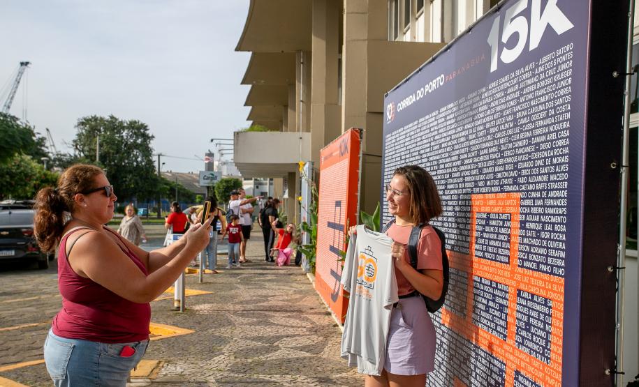Em contagem regressiva, atletas garantem os últimos kits na véspera da 3ª Corrida do Porto