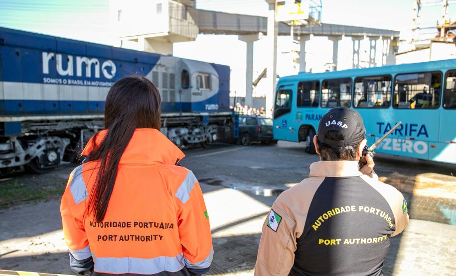 Acidente simulado envolvendo trem e veículos mostra união da comunidade portuária de Paranaguá