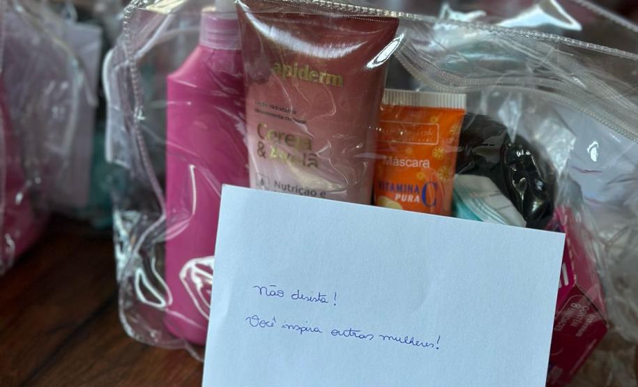 #praquemnaopodever um bilhete branco está aberto a frente de várias bolsas transparentes com produtos de higiene e cuidados pessoais em cima de uma mesa