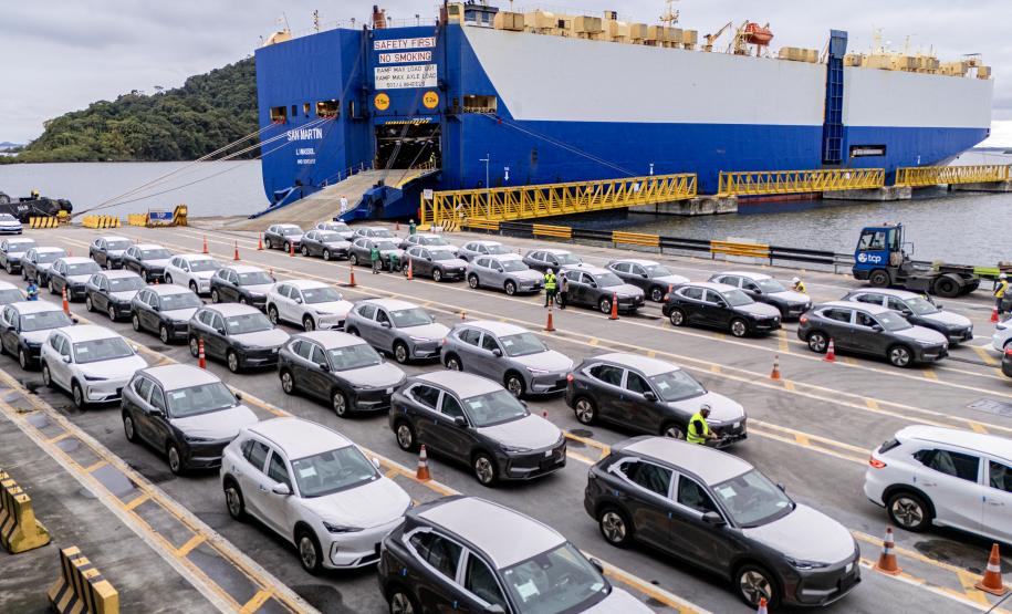 Porto de Paranaguá é o 1º a receber veículos elétricos fabricados por gigante chinesa que retoma vendas no Brasil