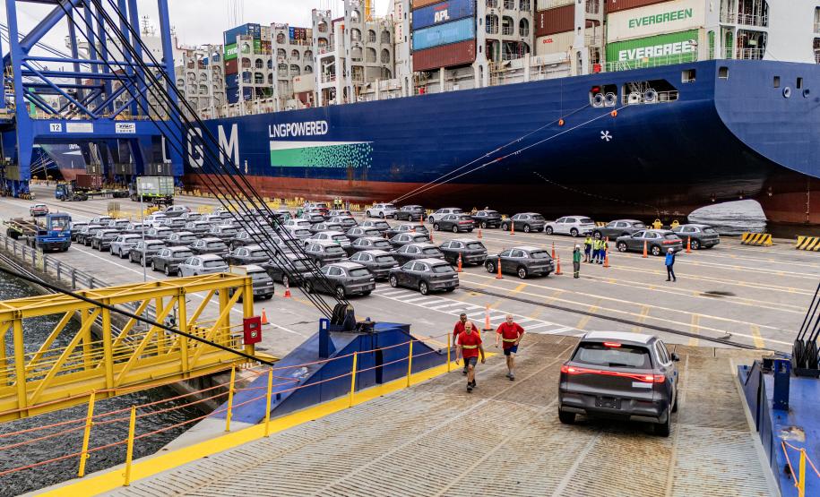 Porto de Paranaguá é o 1º a receber veículos elétricos fabricados por gigante chinesa que retoma vendas no Brasil