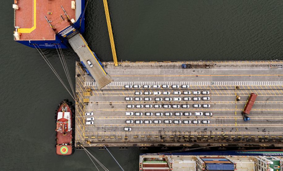 Porto de Paranaguá é o 1º a receber veículos elétricos fabricados por gigante chinesa que retoma vendas no Brasil