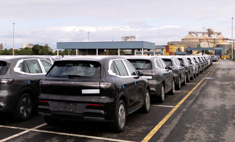 Porto de Paranaguá é o 1º a receber veículos elétricos fabricados por gigante chinesa que retoma vendas no Brasil