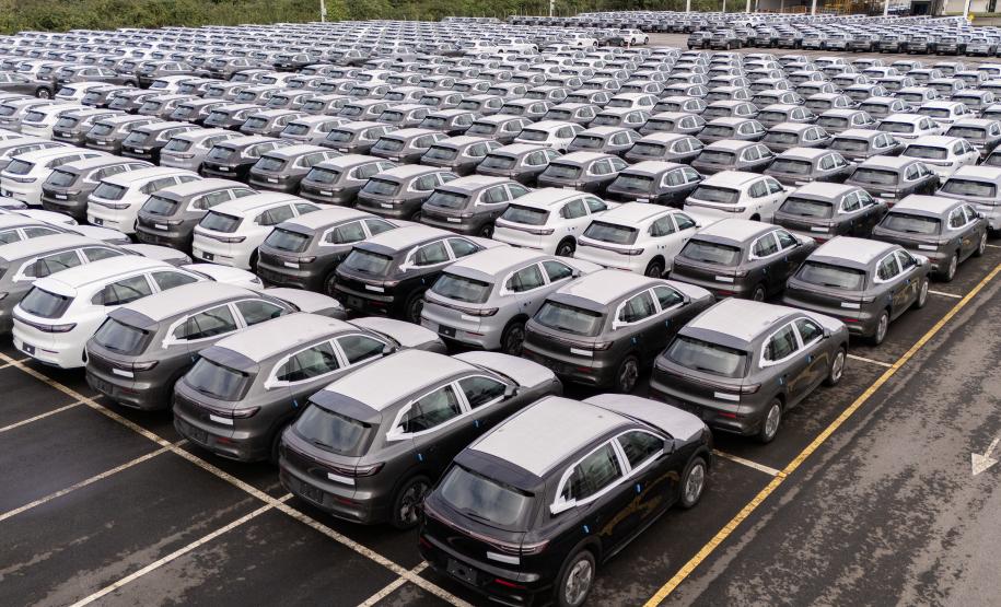 Porto de Paranaguá é o 1º a receber veículos elétricos fabricados por gigante chinesa que retoma vendas no Brasil