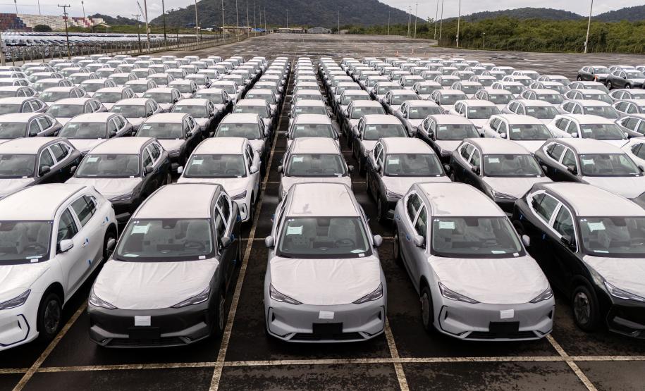 Porto de Paranaguá é o 1º a receber veículos elétricos fabricados por gigante chinesa que retoma vendas no Brasil