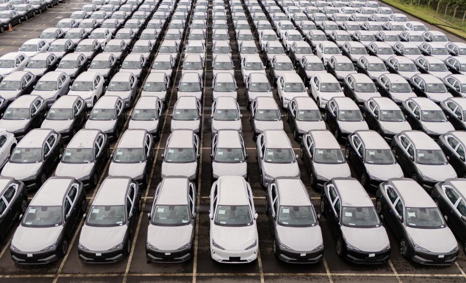 Porto de Paranaguá é o 1º a receber veículos elétricos fabricados por gigante chinesa que retoma vendas no Brasil