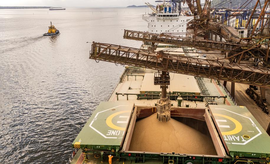 #ParaQuemNaoPodeVer Imagem exibe uma foto aérea de uma plataforma ou navio industrial no mar. Na imagem, é possível ver estruturas metálicas complexas, áreas marcadas para pouso de helicóptero com a palavra “AHITA” e o número “13”, além de um pequeno barco amarelo navegando na água ao fundo.
