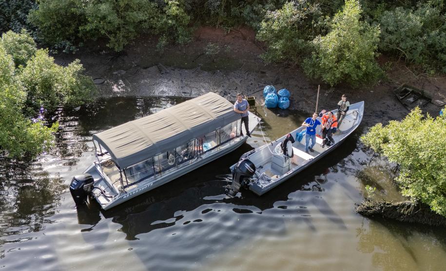 Mutirão remove mais de meia tonelada de lixo dos manguezais em Paranaguá