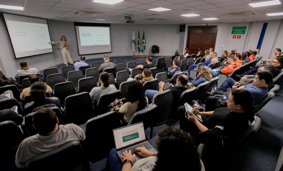 Capacitação sobre novo regulamento de licitação reforça governança na Portos do Paraná