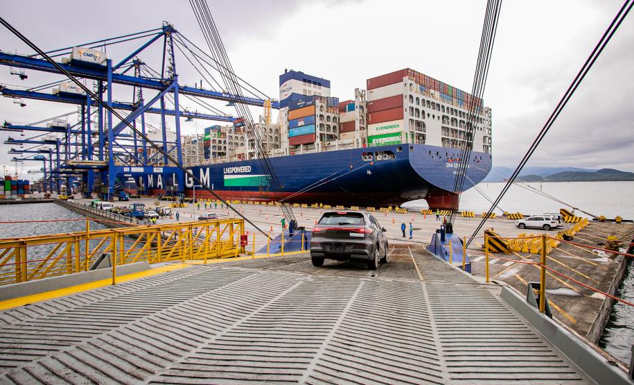 Porto de Paranaguá é o 1º a receber veículos elétricos fabricados por gigante chinesa que retoma vendas no Brasil