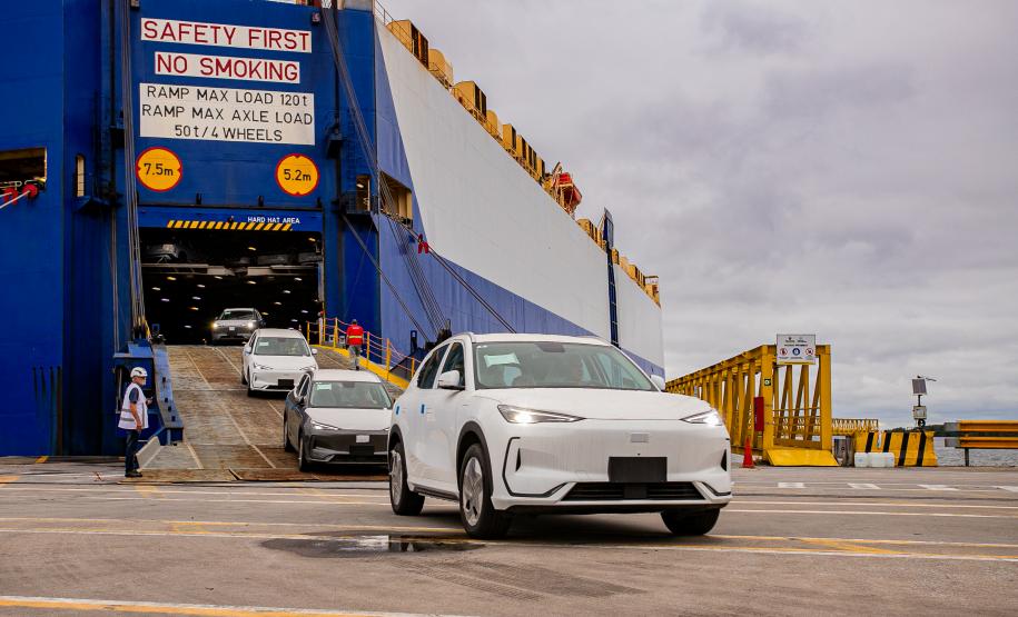 Porto de Paranaguá é o 1º a receber veículos elétricos fabricados por gigante chinesa que retoma vendas no Brasil