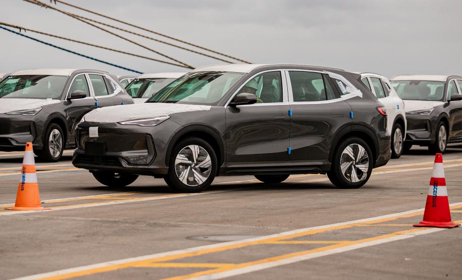 Porto de Paranaguá é o 1º a receber veículos elétricos fabricados por gigante chinesa que retoma vendas no Brasil