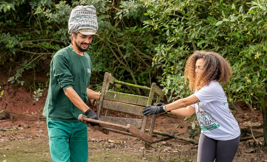 Mutirão remove mais de meia tonelada de lixo dos manguezais em Paranaguá