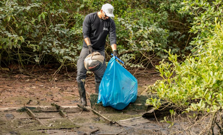 Mutirão remove mais de meia tonelada de lixo dos manguezais em Paranaguá