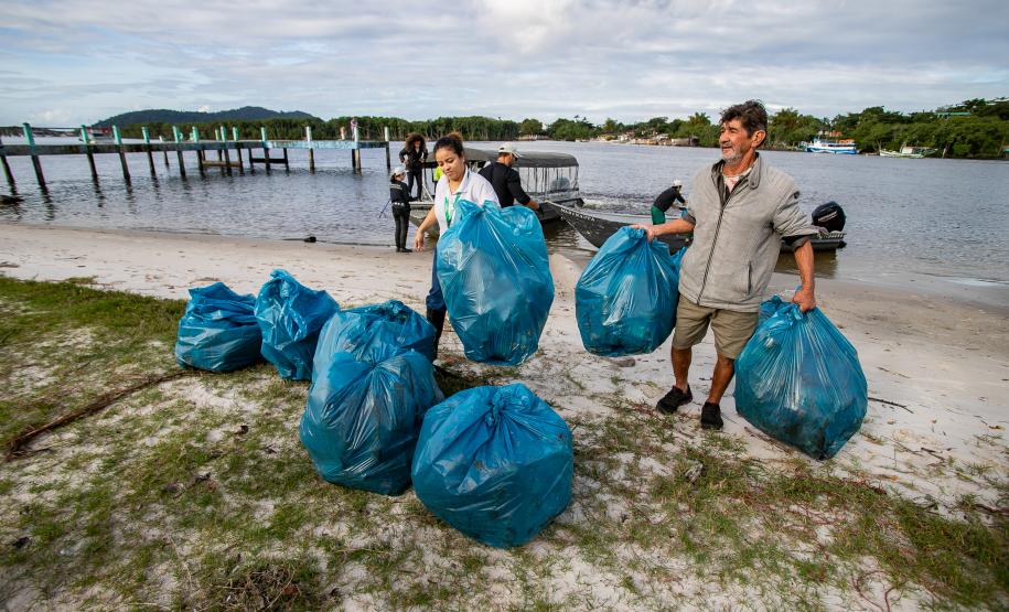 Mutirão remove mais de meia tonelada de lixo dos manguezais em Paranaguá