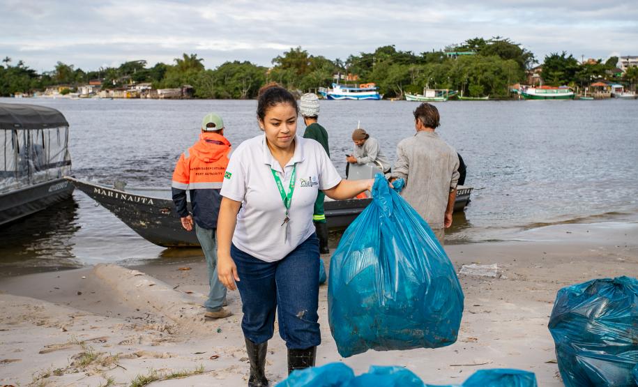 Mutirão remove mais de meia tonelada de lixo dos manguezais em Paranaguá