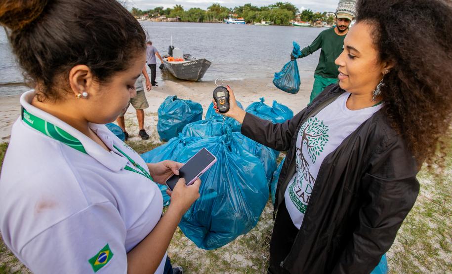 Mutirão remove mais de meia tonelada de lixo dos manguezais em Paranaguá