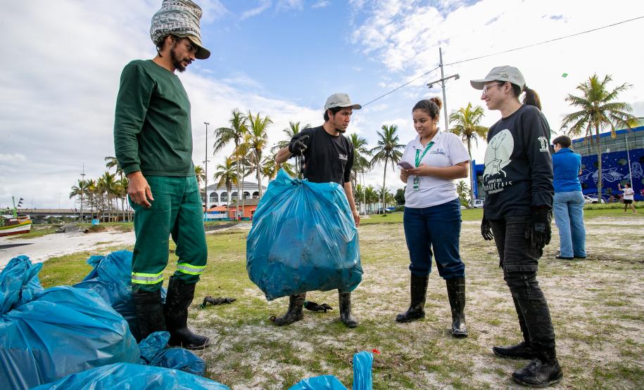 Mutirão remove mais de meia tonelada de lixo dos manguezais em Paranaguá