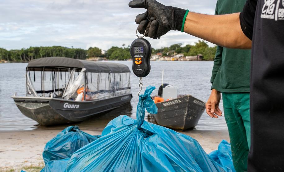 Mutirão remove mais de meia tonelada de lixo dos manguezais em Paranaguá