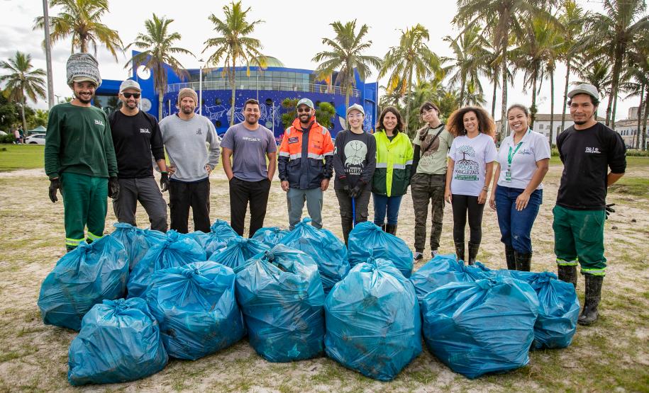 Mutirão remove mais de meia tonelada de lixo dos manguezais em Paranaguá