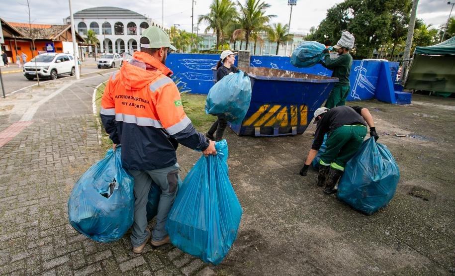 Mutirão remove mais de meia tonelada de lixo dos manguezais em Paranaguá