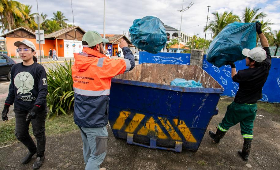 Mutirão remove mais de meia tonelada de lixo dos manguezais em Paranaguá