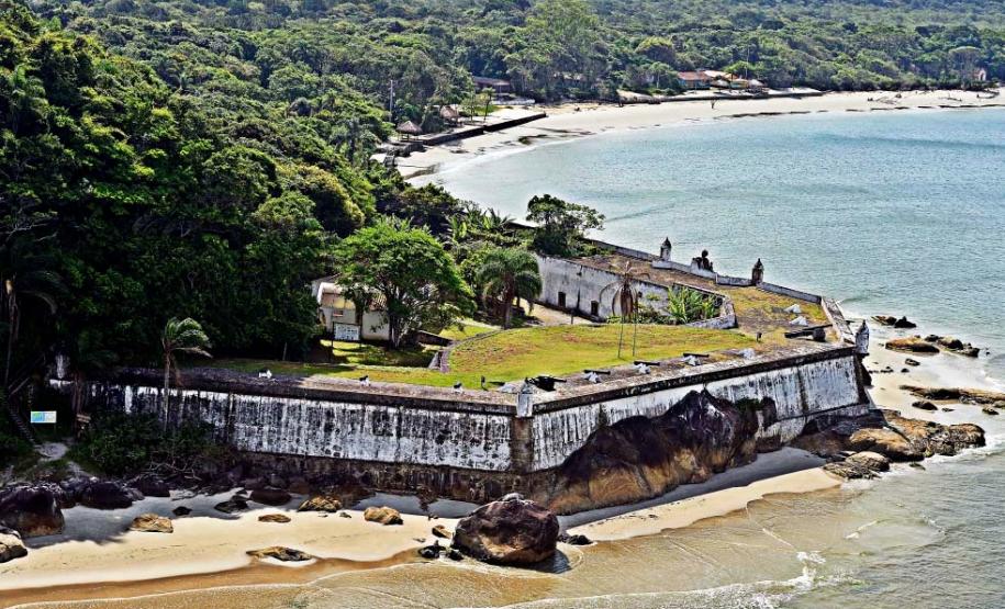 #praquemnaopodever imagem aérea mostra Muralha de paredes desgastadas na ponte da ilha com árvores ao fundo