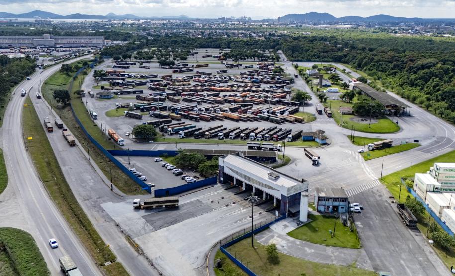 #praquemnaopodever imagem aérea do patio de triagem mostra a entrada do pátio de triagem, uma br com quase nenhum movimento e muitos caminhões estacionados ao fundo
