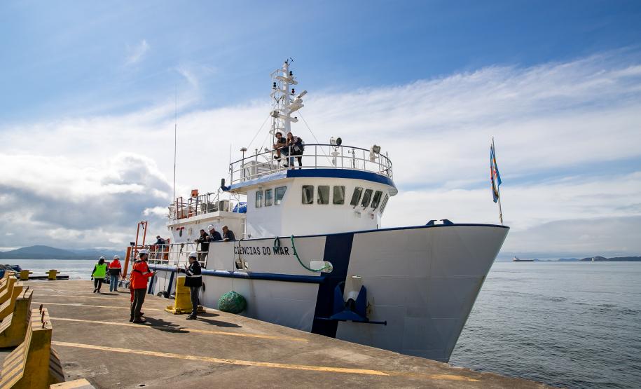 Navio-Escola atraca no Porto de Paranaguá e oferece experiência prática a universitários