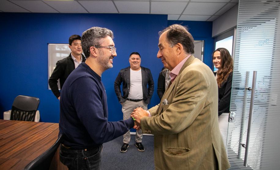 Despedida simbólica: ex-diretor da Wilson Sons visita o Porto de Paranaguá