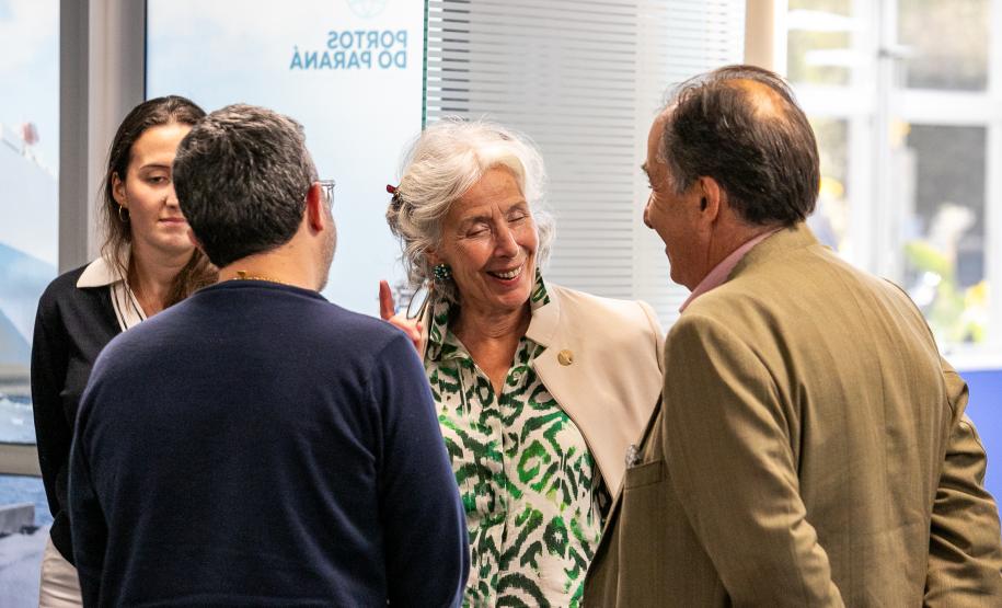 Despedida simbólica: ex-diretor da Wilson Sons visita o Porto de Paranaguá