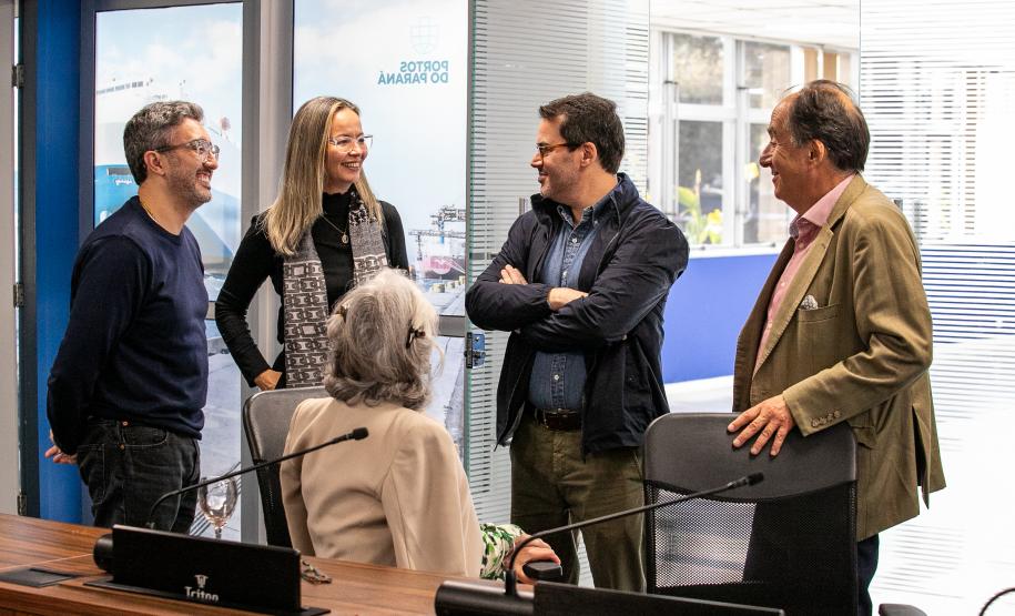 Despedida simbólica: ex-diretor da Wilson Sons visita o Porto de Paranaguá