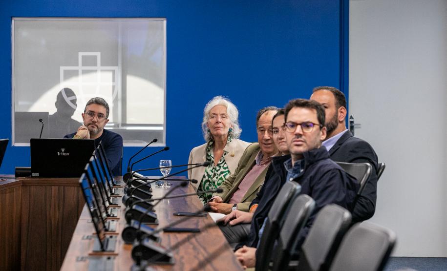 Despedida simbólica: ex-diretor da Wilson Sons visita o Porto de Paranaguá