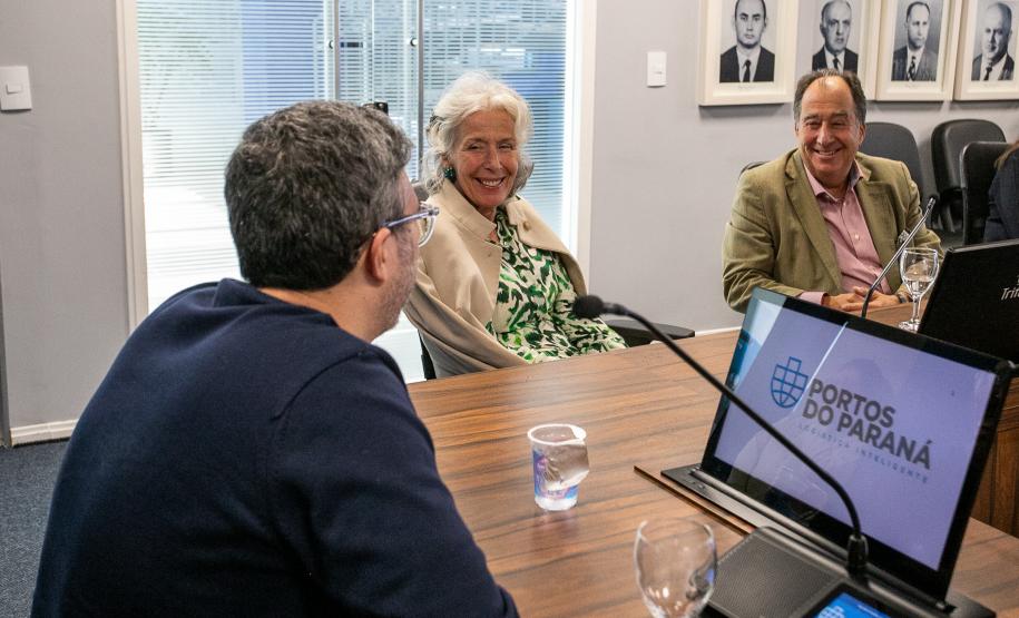 Despedida simbólica: ex-diretor da Wilson Sons visita o Porto de Paranaguá