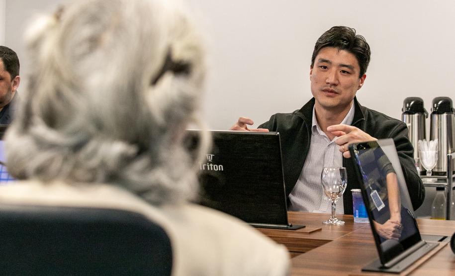 Despedida simbólica: ex-diretor da Wilson Sons visita o Porto de Paranaguá