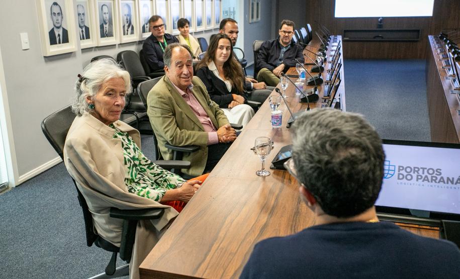 Despedida simbólica: ex-diretor da Wilson Sons visita o Porto de Paranaguá