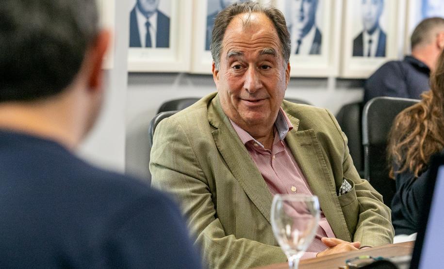 Despedida simbólica: ex-diretor da Wilson Sons visita o Porto de Paranaguá