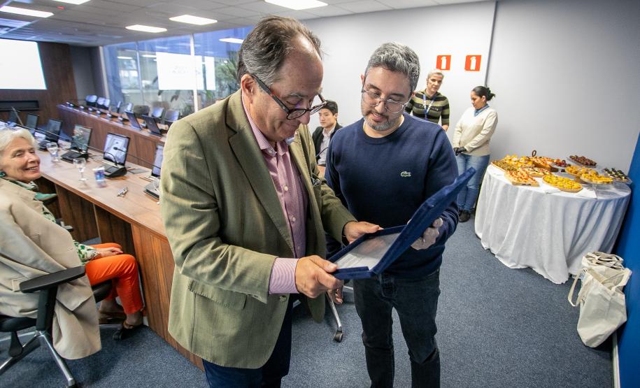 Despedida simbólica: ex-diretor da Wilson Sons visita o Porto de Paranaguá