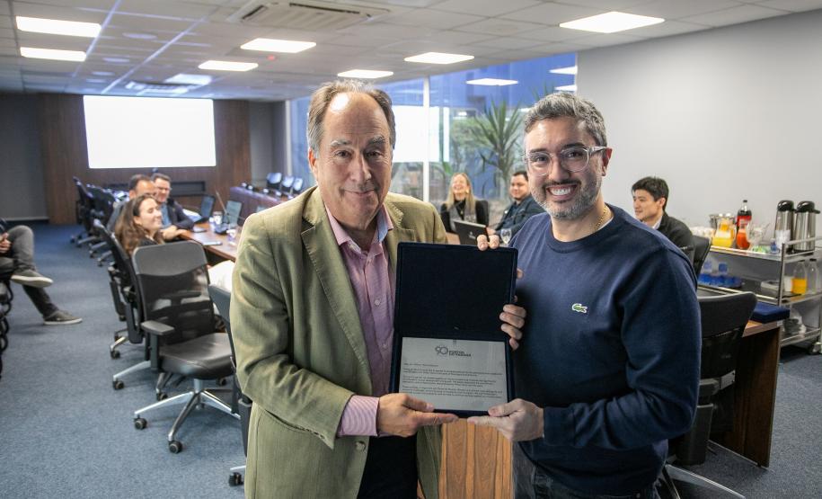 Despedida simbólica: ex-diretor da Wilson Sons visita o Porto de Paranaguá